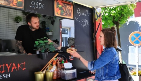 Verkauft wurden die Speisen direkt aus den Food-Trucks, Ständen oder Anhängern der Aussteller ...