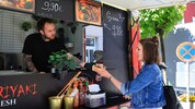 Verkauft wurden die Speisen direkt aus den Food-Trucks, Ständen oder Anhängern der Aussteller ...
