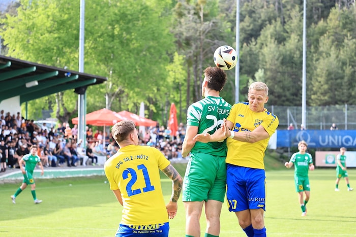 Jakob Klieber (M.) erzielte in der 85. Minute den Siegestreffer für Telfs.