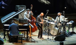 Einst ein „junger Löwe“, spielt Joshua Redman (mitte) heute selbst gerne mit den jungen ...