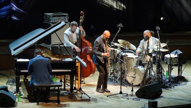 Einst ein „junger Löwe“, spielt Joshua Redman (mitte) heute selbst gerne mit den jungen ...