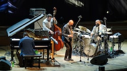 Einst ein „junger Löwe“, spielt Joshua Redman (mitte) heute selbst gerne mit den jungen ...
