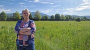 Diese Grünfläche ist der Stein des Anstoßes. Anrainerin Hildegard Simetzberger: „Hier passen ...