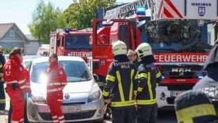 Mit fünf Fahrzeugen waren zwei Welser Feuerwehren am Samstag vor Ort, um die stark verrauchte ...