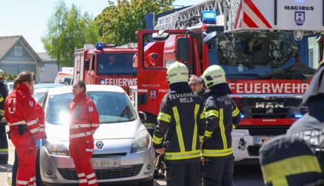 Mit fünf Fahrzeugen waren zwei Welser Feuerwehren am Samstag vor Ort, um die stark verrauchte ...