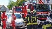 Mit fünf Fahrzeugen waren zwei Welser Feuerwehren am Samstag vor Ort, um die stark verrauchte ...