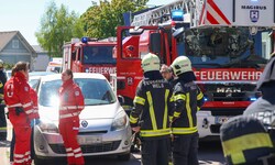 Mit fünf Fahrzeugen waren zwei Welser Feuerwehren am Samstag vor Ort, um die stark verrauchte ...