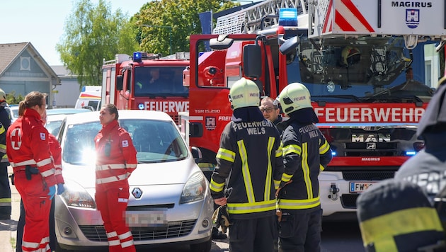Mit fünf Fahrzeugen waren zwei Welser Feuerwehren am Samstag vor Ort, um die stark verrauchte ...