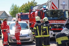 Mit fünf Fahrzeugen waren zwei Welser Feuerwehren am Samstag vor Ort, um die stark verrauchte ...