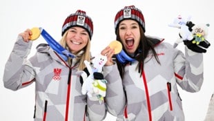 Bei Olympia 2026 in Cortina jubelten Ariane Rädler und Katharina Huber (re.) über Gold in der ...