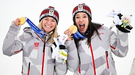 Bei Olympia 2026 in Cortina jubelten Ariane Rädler und Katharina Huber (re.) über Gold in der ...