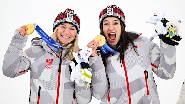 Bei Olympia 2026 in Cortina jubelten Ariane Rädler und Katharina Huber (re.) über Gold in der ...