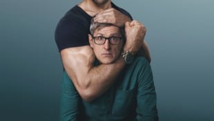 Die Netflix-Doku „Inside the Manosphere“ von Louis Theroux (großes Bild) brachte viel Bewegung ...