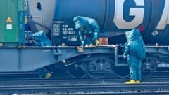 Die Einsatzkräfte mussten Schutzanzüge tragen.