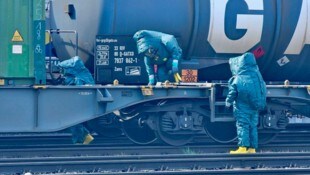 Die Einsatzkräfte mussten Schutzanzüge tragen.