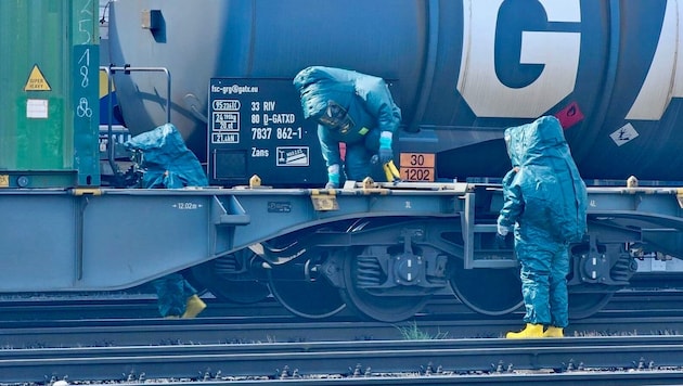 Die Einsatzkräfte mussten Schutzanzüge tragen.