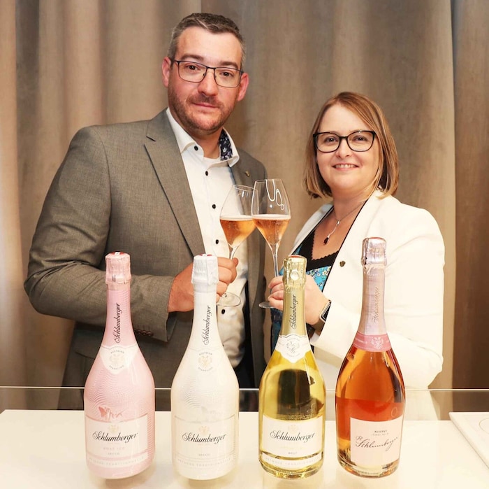 Produktionsleiter Patrick Meszarits mit Kellermeisterin Aurore Jeudy und den besagten Sorten.