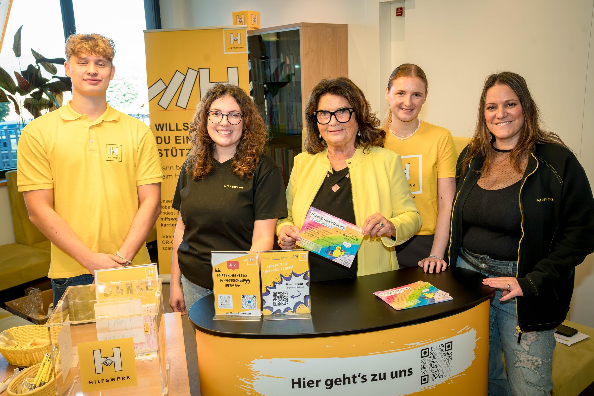 Hilfswerk Kärnten-Präsidentin mit Mitarbeiterinnen und Mitarbeitern beim jüngsten ...