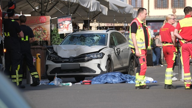 Zwei Tote und mindestens acht Verletzte soll es geben, nachdem ein Auto in die Fußgängerzone ...