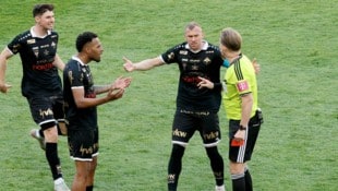 Marlon Mustapha (2. von links) sah im Cup-Finale die Rote Karte. 