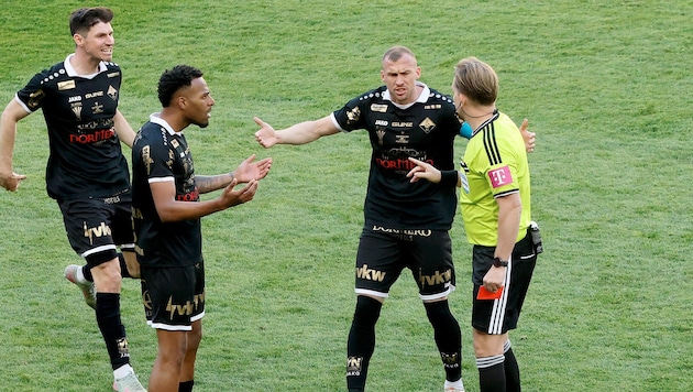 Marlon Mustapha (2. von links) sah im Cup-Finale die Rote Karte.