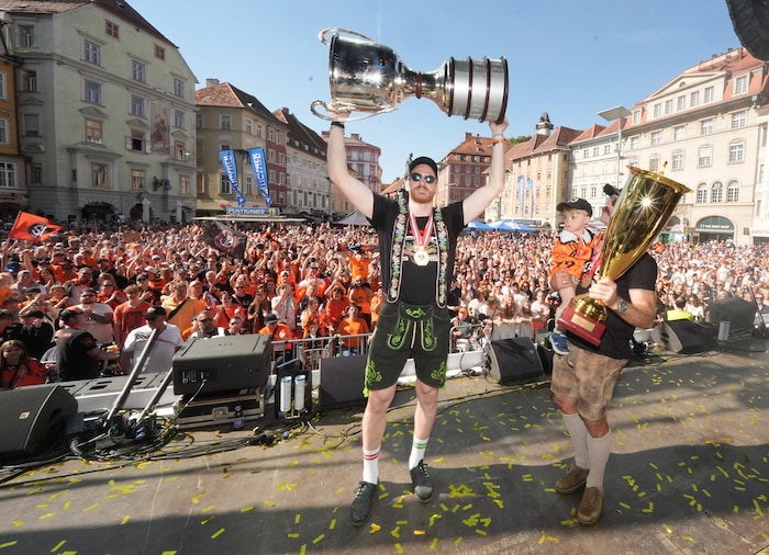 Holzer bei der Meisterfeier und dem Pokal am Hauptplatz in Graz – als gebürtiger Bayer freilich ...