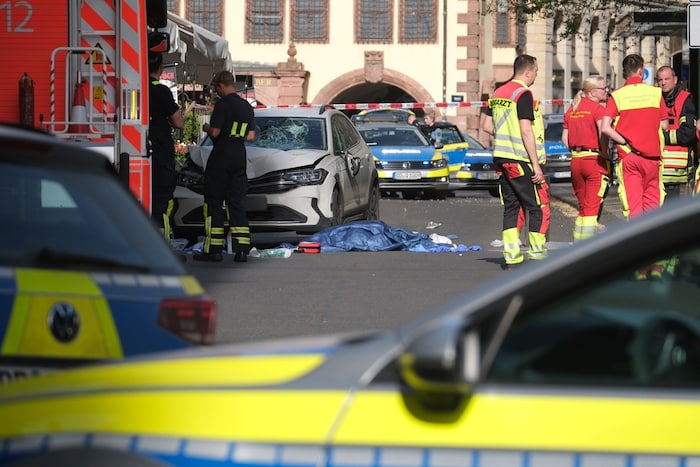Das Auto, das nach der 500-Meter-Fahrt durch die Innenstadt von einem Poller gestoppt wurde.