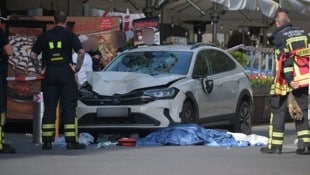 Das Auto, das nach der 500-Meter-Fahrt durch die Innenstadt von einem Poller gestoppt wurde