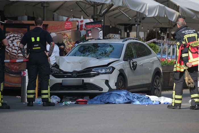 Das Auto, das nach der 500-Meter-Fahrt durch die Innenstadt von einem Poller gestoppt wurde