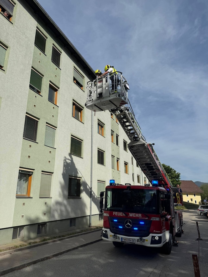 Die Tür ist verschlossen? Mit der Drehleiter findet die Feuerwehr einen Weg durch ein Fenster.