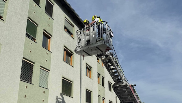 Mit der Drehleiter in die Wohnung, wo dringend notwendige Medikamente lagen – die Feuerwehr ...