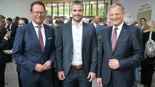 Vincent Kriechmayr stand im Mittelpunkt: LH Thomas Stelzer (re.) und Ski- verbandspräsident ...
