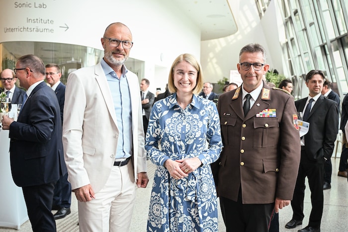 Polizeichef Andreas Pilsl (li.), LH-Vize Chris- tine Haberlander und Landes- und Bundes- ...