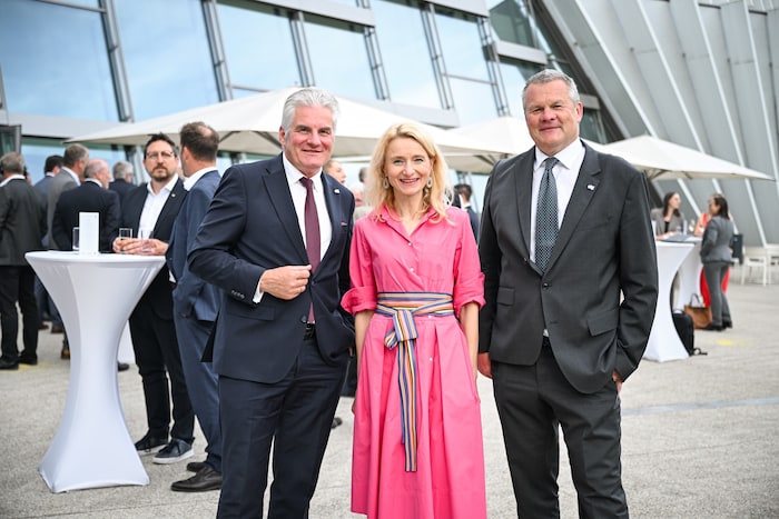 Karl Lehner (li.) und Tilman Königswieser (OÖ Gesundheitsholding) und die Chefin der ...