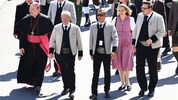 Bischof Hermann Glettler (links) und Christoph Steiner (rechts) nach dem Gottesdienst beim ...