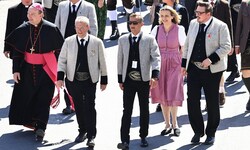 Bischof Hermann Glettler (links) und Christoph Steiner (rechts) nach dem Gottesdienst beim ...