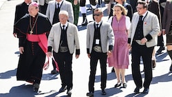 Bischof Hermann Glettler (links) und Christoph Steiner (rechts) nach dem Gottesdienst beim ...