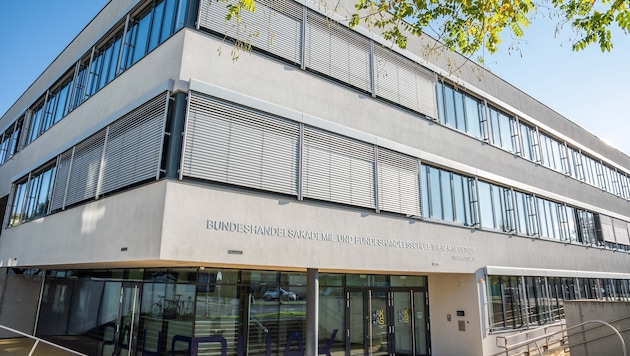 In der HAK Wiener Neustadt begann heute die Matura – mit Hindernissen.
