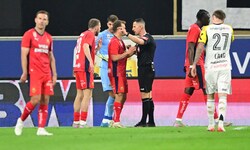 In der Nachspielzeit sieht Rapid-Kapitän Matthias Seidl die Rote Karte.