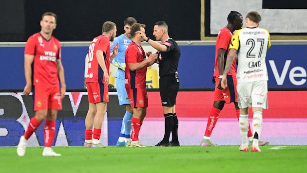 In der Nachspielzeit sieht Rapid-Kapitän Matthias Seidl die Rote Karte.