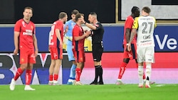 In der Nachspielzeit sieht Rapid-Kapitän Matthias Seidl die Rote Karte.