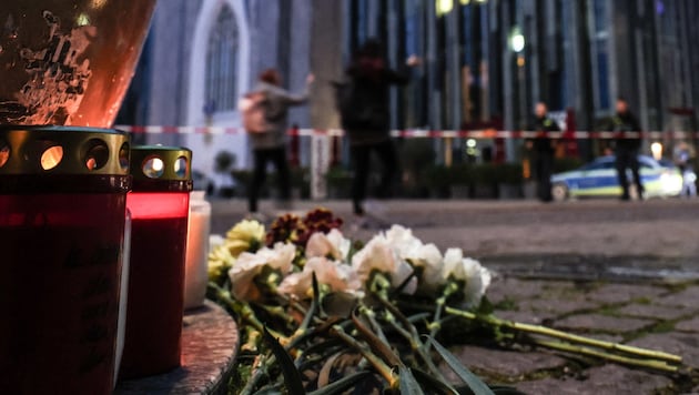 Early in the evening, the suspect drove a white car from Augustusplatz across the market square, ...
