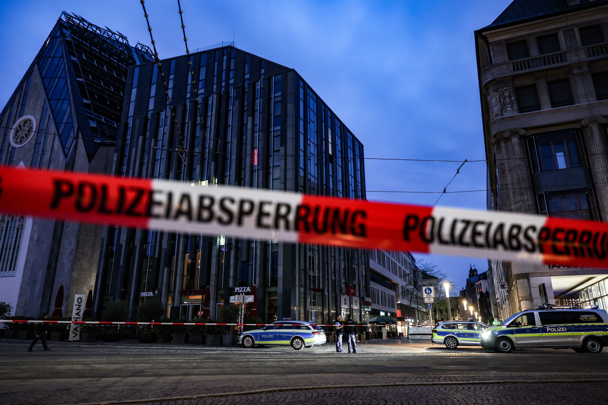 Nach Angaben der Polizei sind insgesamt etwa 80 Menschen betroffen, wie viele von ihnen ...