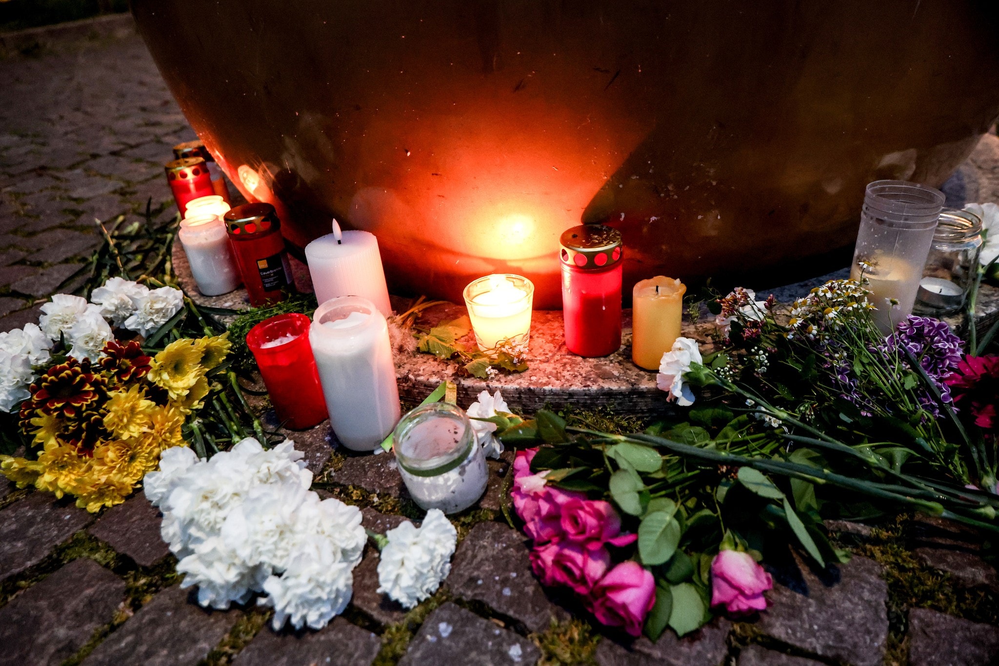 Auch auf dem nahen Augustusplatz vor Gewandhaus und Oper versammelten sich zahlreiche Menschen. ...