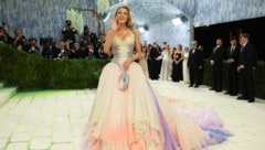Blake Lively trug bei der Met Gala 2026 ein Kleid von Versace.