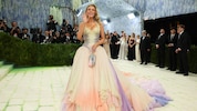 Blake Lively trug bei der Met Gala 2026 ein Kleid von Versace.