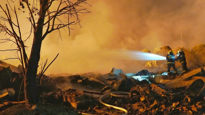 Die Feuerwehr bekämpfte die Flammen – nun wird nach der Ursache für das Unglück gesucht.