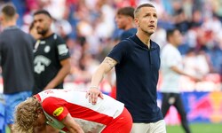 Red Bull Salzburgs Cheftrainer Daniel Beichler (re.) musste die Spieler um Frans Krätzig ...