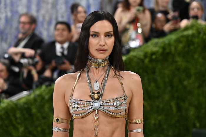 Irina Shayk kam im Bling-Bling-BH mit Glitzer-Nippeln.