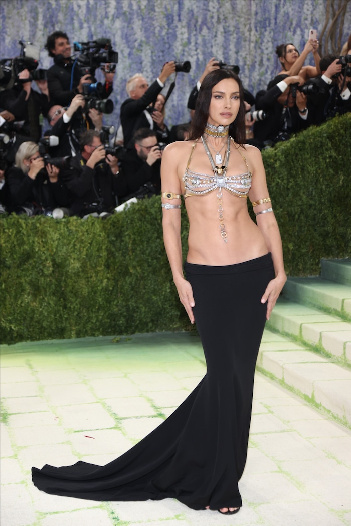 Das Topmodel ließ nicht nur ihren Busen blitzen, sondern präsentierte auch ihre Bauchmuskeln.